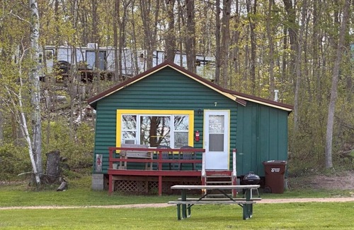 Nevis Cabin | Pet Friendly! Lakeside Two Bedroom Cabin at Green Valley Resort