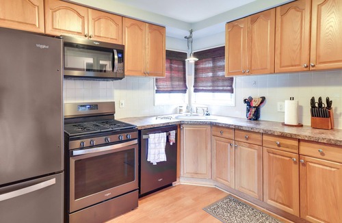 Roseville House | Pet-Friendly Roseville Home ~ 17 Mi to Detroit!