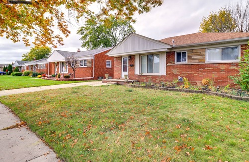 Roseville House | Pet-Friendly Roseville Home ~ 17 Mi to Detroit!