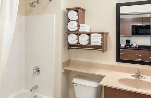 Sioux Falls Hotel | Pet-Friendly Single Unit Perfect for Family Trips Near Great Plains Zoo