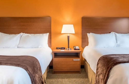 Sioux Falls Hotel | Pet-Friendly Single Unit Perfect for Family Trips Near Great Plains Zoo