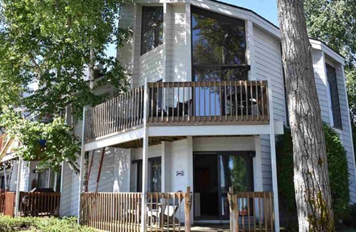 Petoskey Condo | Petoskey Beachfront. Close to skiing and marina.