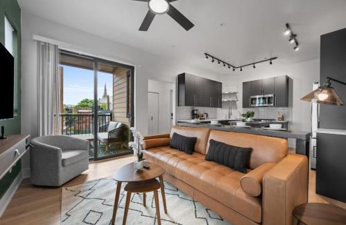 Shadyside Apartment | PFR Suites - Highland, 3BR 2BA Shadyside Condo, Penthouse Unit, 2 Decks, Off-Street Parking, 4th Floor Walkup