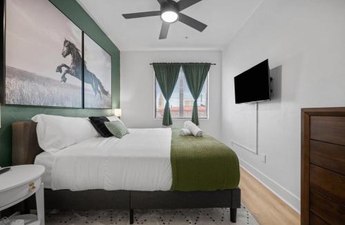 Shadyside Apartment | PFR Suites - Highland, 3BR 2BA Shadyside Condo, Penthouse Unit, 2 Decks, Off-Street Parking, 4th Floor Walkup