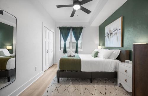 Shadyside Apartment | PFR Suites - Highland, 3BR 2BA Shadyside Condo, Penthouse Unit, 2 Decks, Off-Street Parking, 4th Floor Walkup