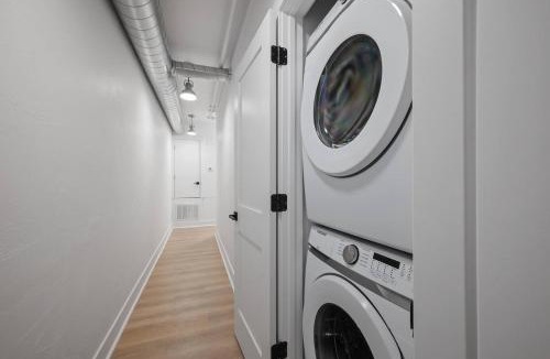 Shadyside Apartment | PFR Suites - Highland, 3BR 2BA Shadyside Condo, 2 King Beds, 3rd Floor Walkup
