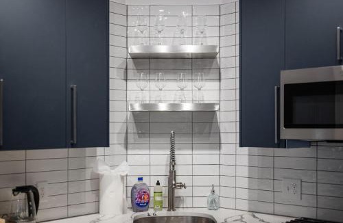 Shadyside Apartment | PFR Suites - Highland, 3BR 2BA Shadyside Condo, 2 King Beds, 3rd Floor Walkup