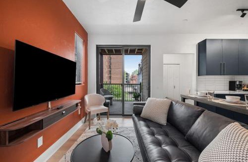 Shadyside Apartment | PFR Suites - Highland, 3BR 2BA Shadyside Condo, 2 Decks, 3rd Floor Walkup