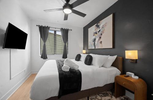Shadyside Apartment | PFR Suites - Highland, 3BR 2BA Shadyside Condo, 2 Decks, 3rd Floor Walkup