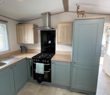 Swarland Villa | Pheasant's Hollow - 2 bed hot tub lodge with free golf, NO BUGGY