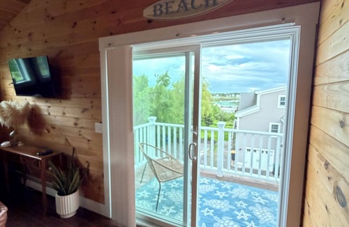 Scarborough Apartment | Pine Point Beach Lookout Entire 1 bedroom rental unit .5 miles from the beach