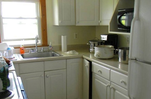 Scarborough Cottage | Pine Point Promises- Sunset Cottage - 2 minute walk to beach-sleeps 4 in beds.