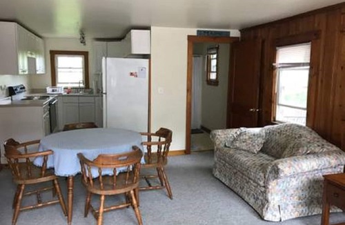Scarborough Cottage | Pine Point Promises- Sunset Cottage - 2 minute walk to beach-sleeps 4 in beds.