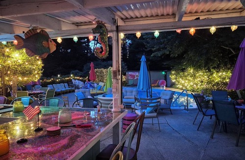 Bridgewater House | Pines World Cup Eclectic Retreat 30 Mins Away with fun Pool Bar