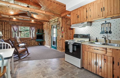 Laurelville Cabin | Pinewood Cabin | Hocking Hills, Cozy, Hot Tub