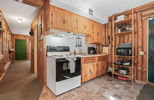 Laurelville Cabin | Pinewood Cabin | Hocking Hills, Cozy, Hot Tub