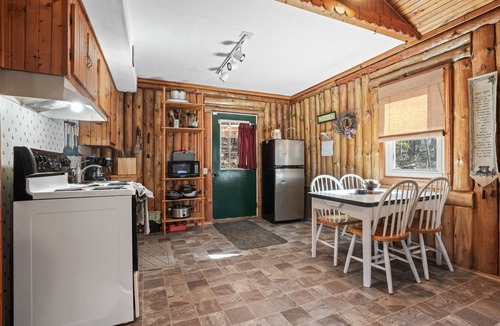 Laurelville Cabin | Pinewood Cabin | Hocking Hills, Cozy, Hot Tub