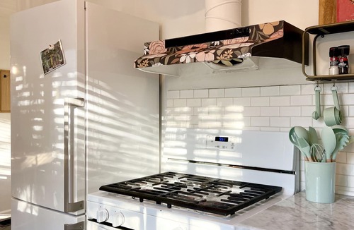 Clintonville House | Pink Chalet Downtown - Boho Themed 2Bed Home, Fire Pit & Garden, Free parking
