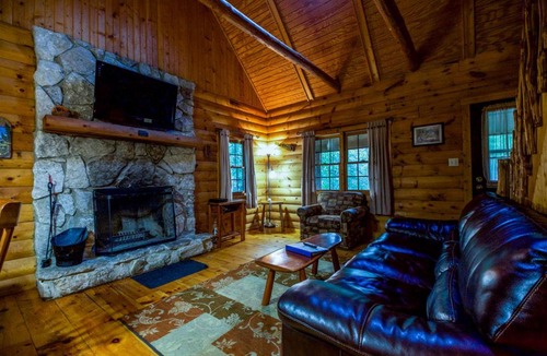 South Bloomingville House | Pioneer - Hocking Hills Cabin
