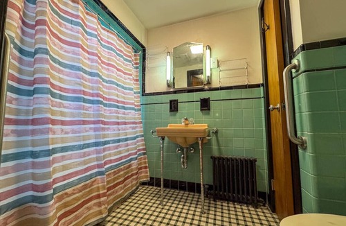 Duquesne House | Pittsburg Mansion! 12 Bedrooms with 24 Beds plus WiFi