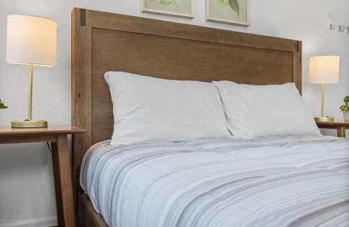 Shadyside House | Pittsburgh Shadyside 1A Bright and Stylish Private Bedroom with Shared Bathroom