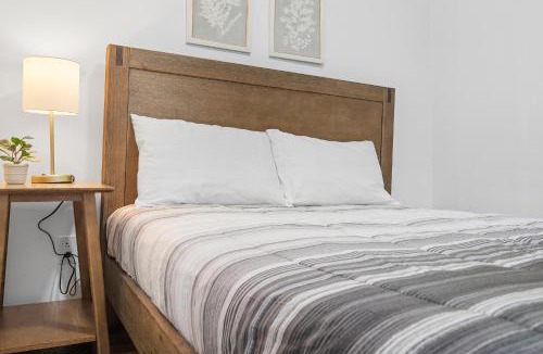 Shadyside House | Pittsburgh Shadyside 1B Cozy and Stylish Private Bedroom with Shared Bathroom