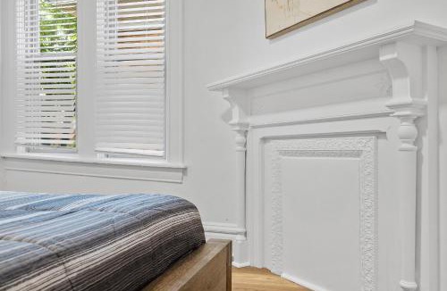 Shadyside House | Pittsburgh Shadyside 2C Modern and Cozy Private Bedroom with Shared Bathroom