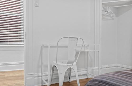Shadyside House | Pittsburgh Shadyside 2C Modern and Cozy Private Bedroom with Shared Bathroom