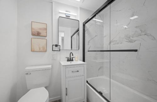 Shadyside House | Pittsburgh Shadyside 2C Modern and Cozy Private Bedroom with Shared Bathroom