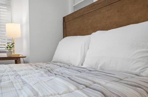 Shadyside House | Pittsburgh Shadyside 2E Bright Modern Private Bedroom with Shared Bathroom