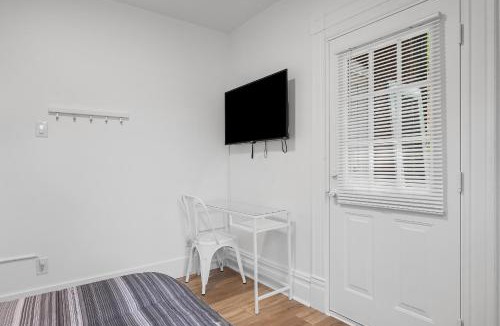Shadyside House | Pittsburgh Shadyside 2E Bright Modern Private Bedroom with Shared Bathroom