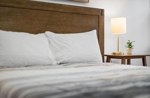 Shadyside House | Pittsburgh Shadyside 3C Bright and Stylish Private Bedroom with Shared Bathroom