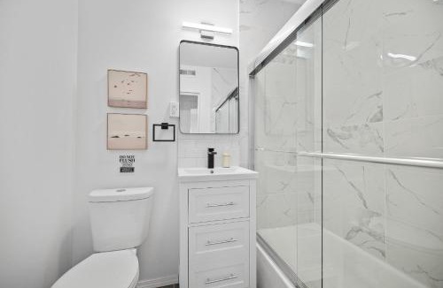 Shadyside House | Pittsburgh Shadyside 3C Bright and Stylish Private Bedroom with Shared Bathroom
