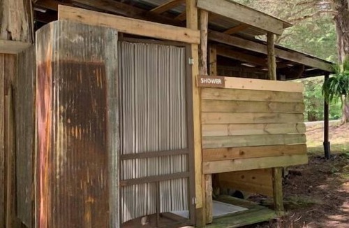 Monticello House | Plush Yome Tucked in the Woods