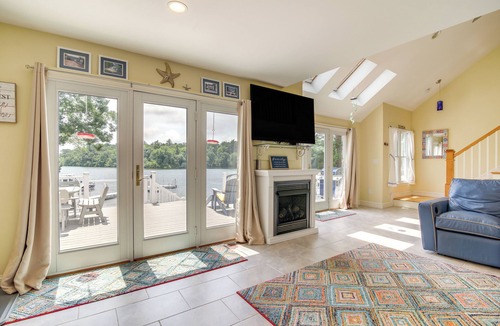 West Wareham House | Plymouth Getaway w/Private Lake Beach + Kayaks!