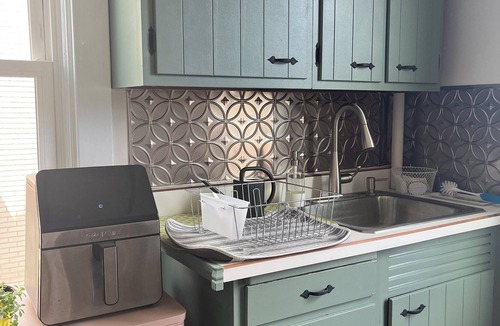 Brookline Apartment | Pollinator’s Paradise - cozy 2BR; sleeps 7; park free!