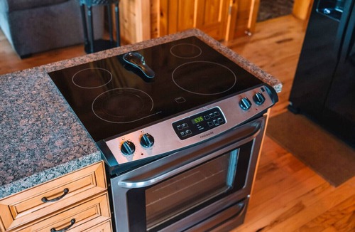 Primrose Cabin | Pond Paradise | Hot Tub | Sleeps 7 | Pet Friendly