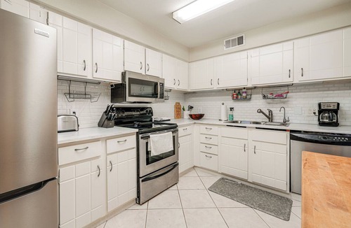 Villa Green Condo | Pool Access & Private Patio! Prime Arcadia Condo