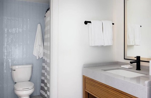 South Yarmouth Hotel | Pool Glimpse: Red Jacket Resort, 2 Queens, Pool Access, Boardwalk Fun, 2 Rooms