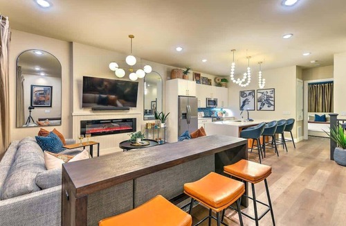 Talbot's Corner House | Pool- Hot Tub- Bar! Rooftop Fire Pit 9 Beds