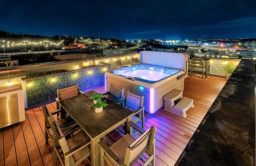 Talbot's Corner House | Pool- Hot Tub- Bar! Rooftop Fire Pit 9 Beds