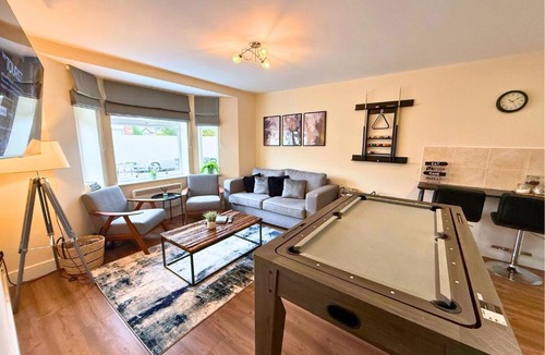 Heaton Apartment | Pool Table 1-Bedroom House, near City Centre and Public Transport, Dog Friendly, Sleeps 5, Free Parking