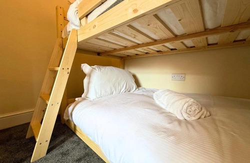 Heaton Apartment | Pool Table 1-Bedroom House, near City Centre and Public Transport, Dog Friendly, Sleeps 5, Free Parking