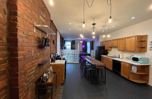 Butchertown Apartment | Pool Table|King Bed|Sleeps 16|Great Location Loft!