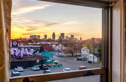 Butchertown Apartment | Pool Table|King Bed|Sleeps 16|Great Location Loft!