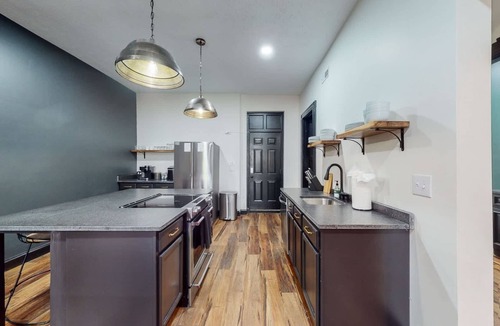 Old Louisville Apartment | Pool Table|King Beds|0.6 miles from UofL|Downtown