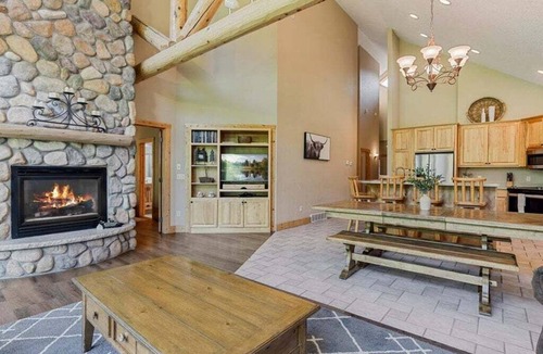 Nisswa House | Popular Interlachen Condo with Relaxing Creek Views & steps away from Gull Lake