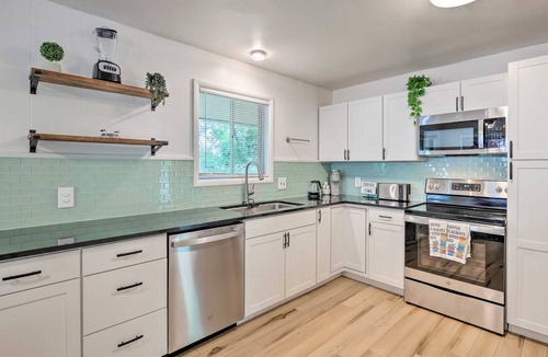 South Ogden House | Porter Ave Getaway bungalow in Ogden Utah (Sleeps 5)