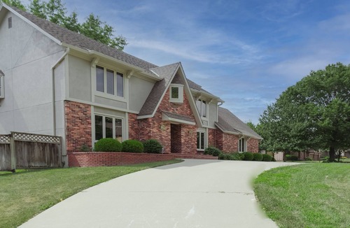 Overland Park House | Presidential Home with 1 Gig Wifi / Fenced Yard / Sauna