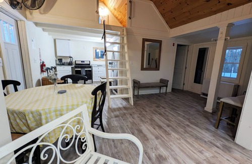 Acton Cottage | Pretty 3-bedroom cottage in lakes region of York County